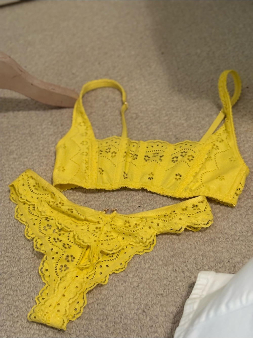 Savage Fenty Lace Bralette & Thong Set - Yellow medium runway show item